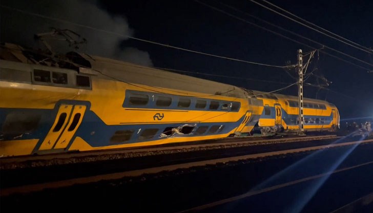 Пътнически и товарен влак се удариха, десетки души пострадаха
