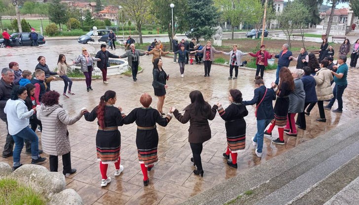 Дълго великденско хоро се изви на площада в русенското село