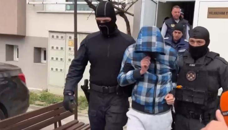 Бащата на момчето твърди, че не е знаел, че синът му е изпращал имейли със заплахи за бомби