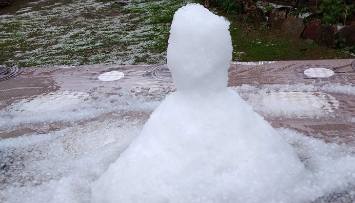 Пороен дъжд с градушка се изляха над село Млечино Пороен дъжд с градушка се изляха над село Млечино