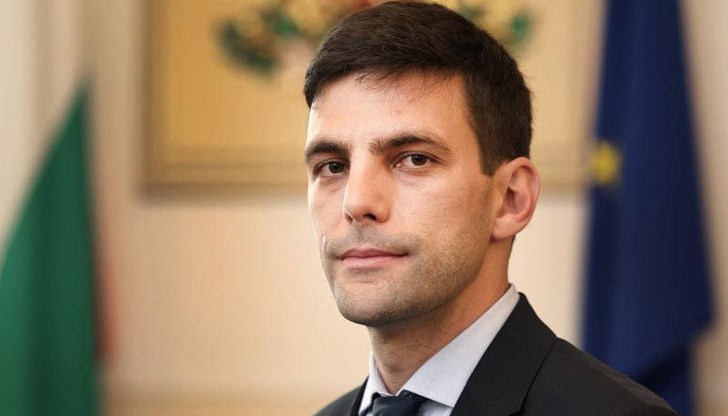 Водачът на листата на ПП - ДБ отиде да гласува в друга секция