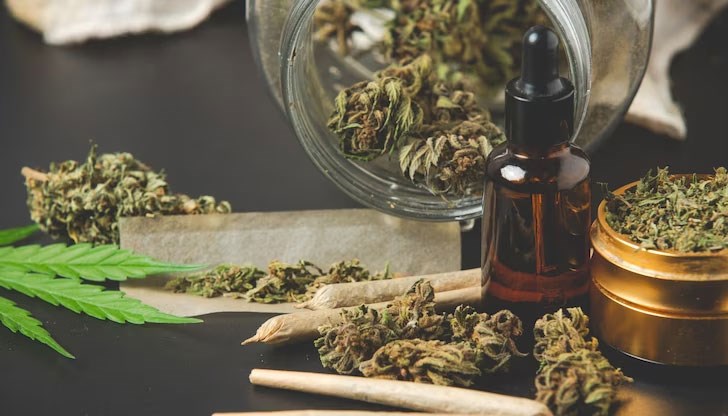 При претърсване на обекта са открити и конфискувани 248 грама канабис