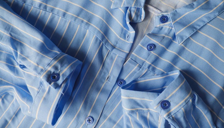 Най-вероятно, традицията да ги шият на различни места се заражда по време на разцвета на масовото производство на дрехи Най-вероятно, традицията да ги шият на различни места се заражда по време на разцвета на масовото производство на дрехи