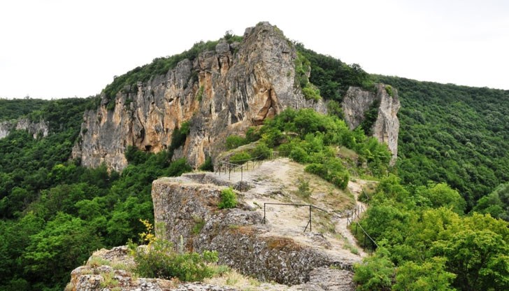 Това е мястото, където през XIII в. възниква скалният манастир „Св. Архангел Михаил“.