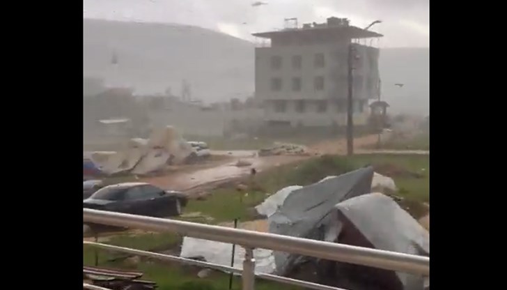 Природното бедствие е ранило около 40 души и е нанесло щети по десетки палатки Природното бедствие е ранило около 40 души и е нанесло щети по десетки палатки