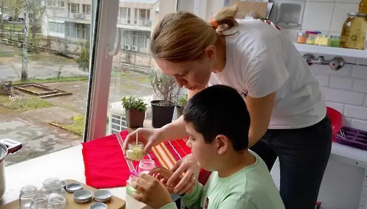 Децата заедно със социалните работници и експерти, ще откриват заедно тайните на билките, както и на стари, изчезващи или позабравени традиционни занаяти