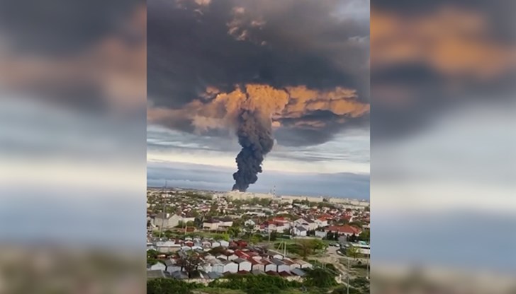 Според руските власти пожарът е причинен при атака на дрон Според руските власти пожарът е причинен при атака на дрон