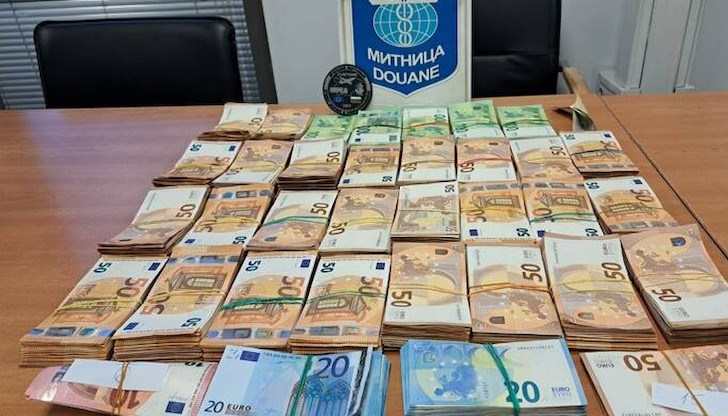 Валутата е открита в два товарни автомобила с шофьори - турски граждани Валутата е открита в два товарни автомобила с шофьори - турски граждани