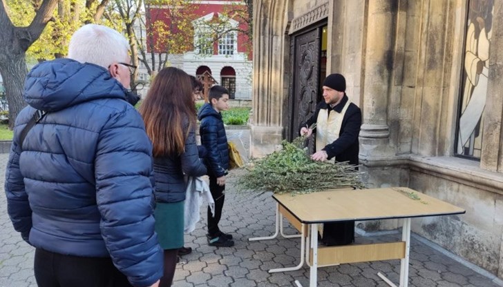 Върбовите клонки символизират палмовите, с които е бил посрещнат в Йерусалим Исус Христос