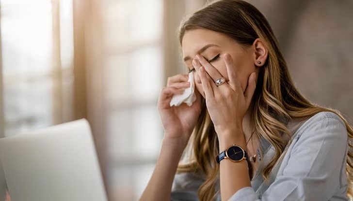 Повечето хора реагират с конюнктивит, а децата - със зачервяване на склерите, обясни професорът Повечето хора реагират с конюнктивит, а децата - със зачервяване на склерите, обясни професорът