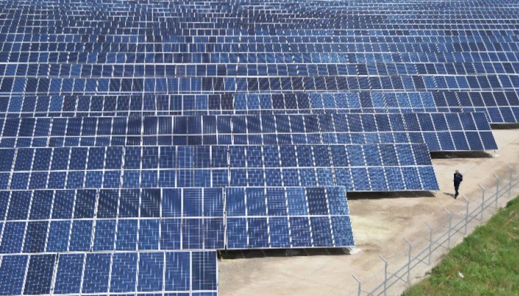"Възраждане" предлагат спирането на изграждането на фотоволтаични паркове върху имоти с ниви, ливади и пасища