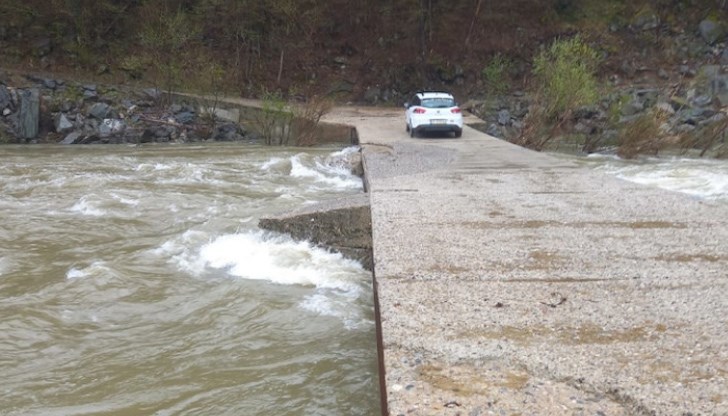 След спадането на нивото на река Арда мостът край село Китница отново е проходим за моторни превозни средства