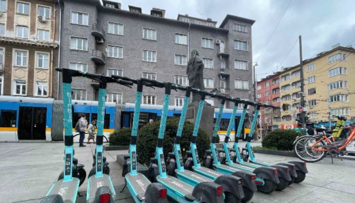 Паметници в столицата изглеждат като охранители на паркинг за електрическите превозни средства