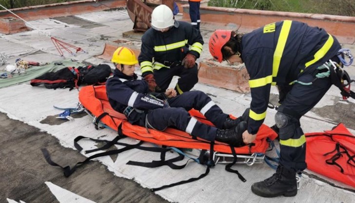 Пожаротактическо учение за действия при разрушителни земетресения се проведе днес в Русе в района на хижа „Приста“ от Регионална дирекция „Пожарна безопасност и защита на населението“