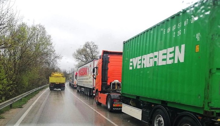 Тежкотоварните автомобили към Русе се спират още при Долни Дъбник, Плевенско