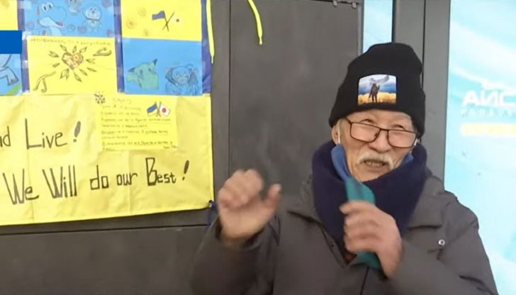 "ФуМи Кафе" обслужва около 500 души на ден, казва той "ФуМи Кафе" обслужва около 500 души на ден, казва той