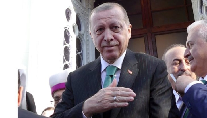 Министърът на здравеопазването на Турция по-късно каза, че президентът е болен от "стомашно-чревна инфекция"