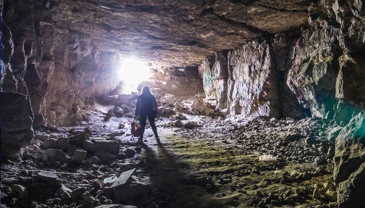 Беатрис празнува два рождени дни сама под земята и в пълно мълчание