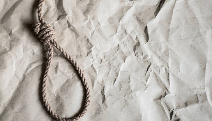 15-годишното момче намерило баща си, увиснал на въже до пристройка в двора на къщата