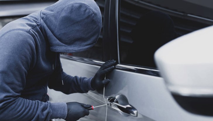 От автомобила са откраднати: предна броня с регистрационна табела, фарове, мигачи, чистачки, седалки, волан, топка на скоростен лост, бас каса От автомобила са откраднати: предна броня с регистрационна табела, фарове, мигачи, чистачки, седалки, волан, топка на скоростен лост, бас каса