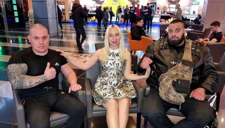 От клипа е видно, как вързано за каишка момче изпълнява команди като куче