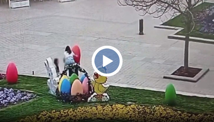 Посегателството се случва посред бял ден, но никой не реагира