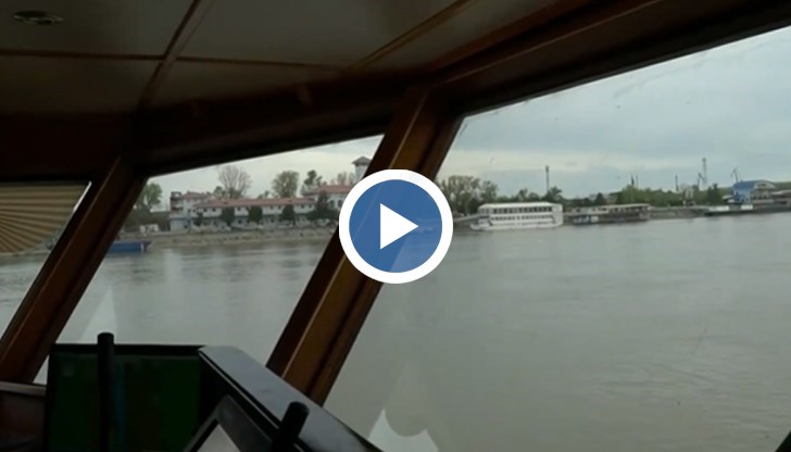 Корабчето вече е на вода и посреща своите пасажери