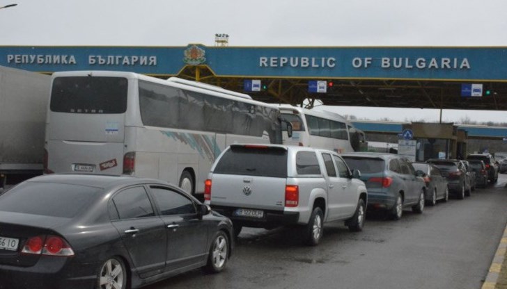 На граничния пункт в Русе леките автомобили се обработват на 3 гишета и въпреки това има опашки
