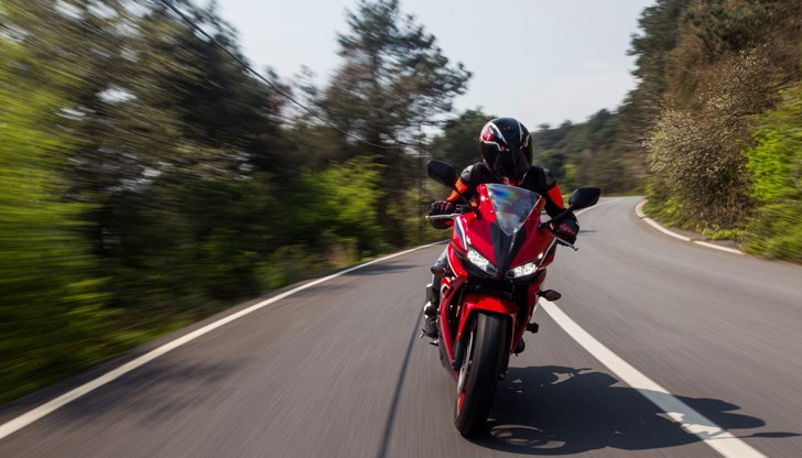 Сред най-честите нарушения, които мотоциклетистите правят на пътя, е каране по осевата линия