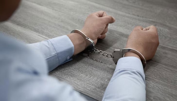 Пострадалият мъж е в тежко състояние с 11 счупени ребра, счупена китка и наранявания по лицето Пострадалият мъж е в тежко състояние с 11 счупени ребра, счупена китка и наранявания по лицето