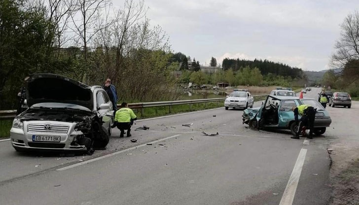 Челно са се ударили два леки автомобила