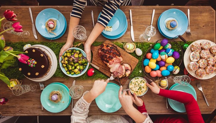 Боядисаните яйца, козунакът и агнешкото месо са основните храни, които присъстват на трапезата за Възкресение Христово