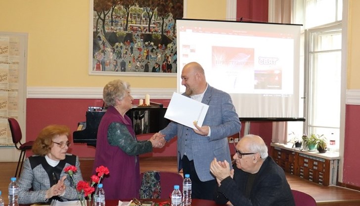 Творбата предлага срещи със знакови фигури в българската култура