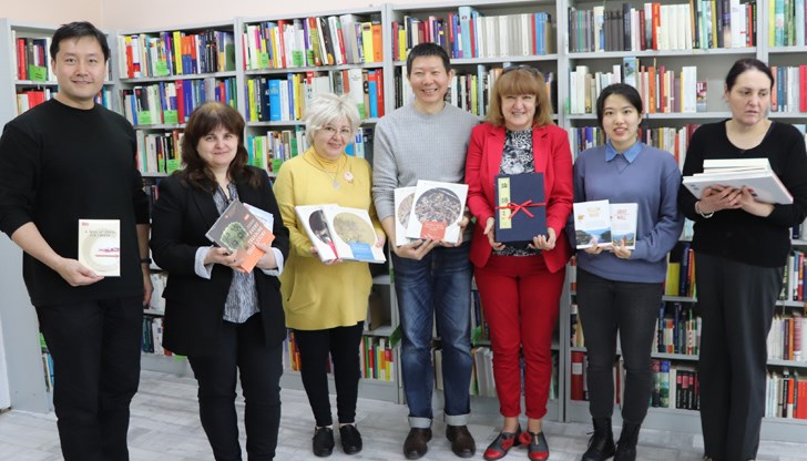 Делегацията от Посолството на Китайската народна република се запозна с богатата история на русенската библиотека и остави подарък на домакините – книги – оригинали на китайски език
