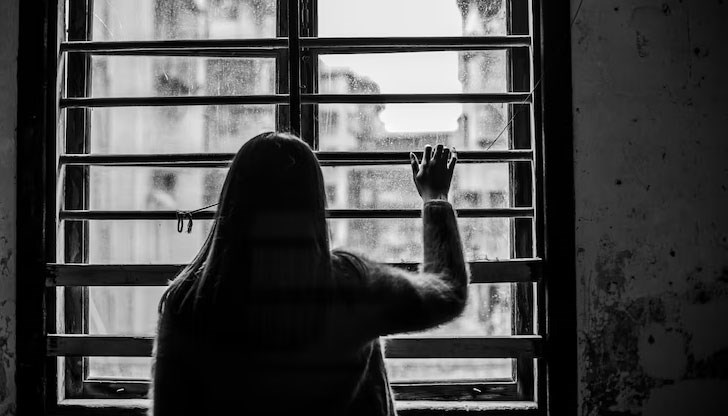 Пострадалата е пребита с дръжката на лопата, след което е била заключена в продължение на месец