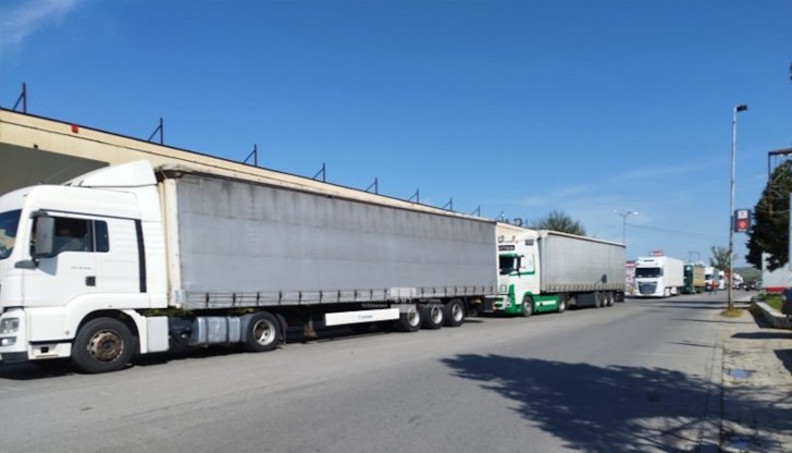 Някои от шофьорите чакат вече по 3 часа