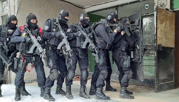 Полицаите са пускали и дрон, а в операцията участва и куче