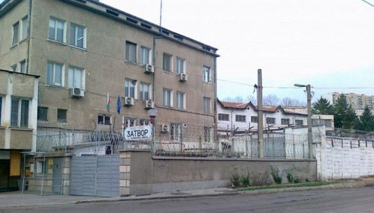 Жената работи в канцеларията на затвора Жената работи в канцеларията на затвора