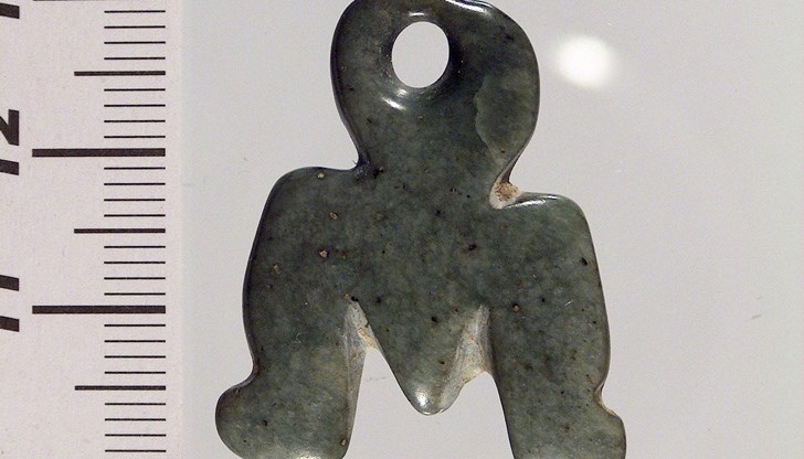 Предметът е открит по време на археологически разкопки през 1986 година на Русенската селищна могила в пласт от средната каменно-медна епоха Предметът е открит по време на археологически разкопки през 1986 година на Русенската селищна могила в пласт от средната каменно-медна епоха