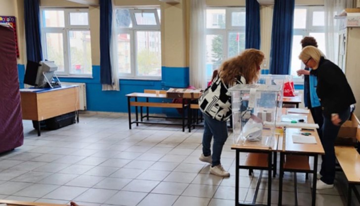 В едната секция всички са подадени за ПП-ДБ, а в другата за "Български възход"