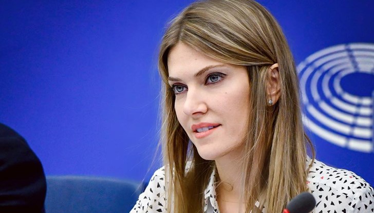 Заподозряната в корупционен скандал, бивш заместник-председател на ЕП Ева Кайли, ще носи електронна гривна за проследяване