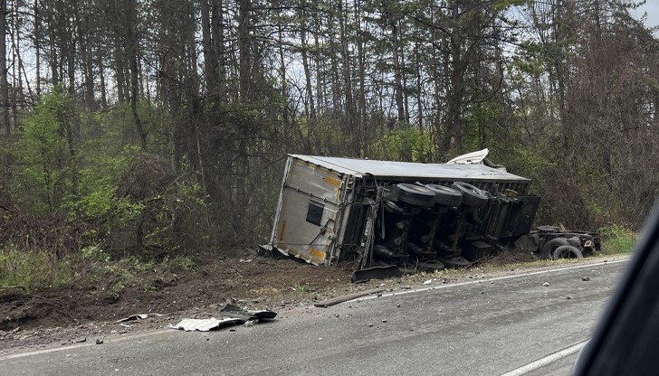 Единият камион се е обърнал извън пътя