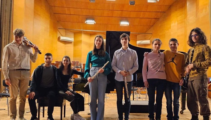 Към момента в училището се обучават над 500 ученици от 1 до 12 клас