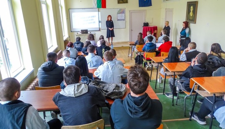 Съдия Антоанета Атанасова на достъпен език и чрез мултимедийна презентация запозна младежите със сключването, изменението и прекратяването на трудовия договор, както и със защитата на трудовите права Съдия Антоанета Атанасова на достъпен език и чрез мултимедийна презентация запозна младежите със сключването, изменението и прекратяването на трудовия договор, както и със защитата на трудовите права