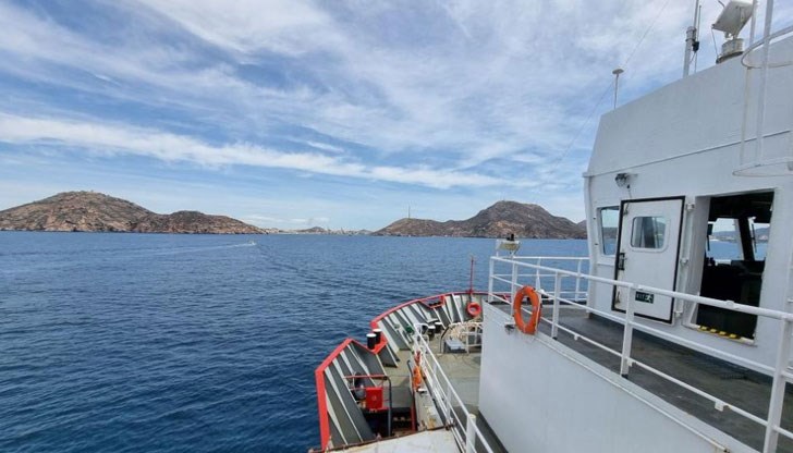 Корабът „Св. св. Кирил и Методий“ беше посрещнат от местен пристанищен пилот на испанското пристанище