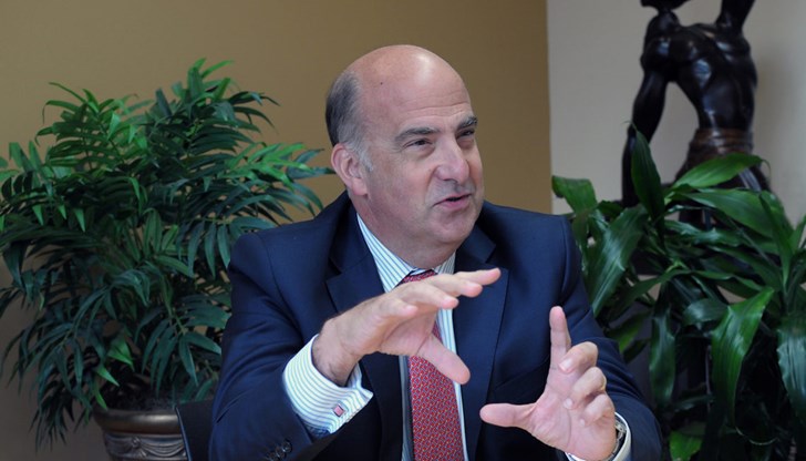 Преди да бъде номиниран за посланик в България Кенет Мертен той ръководи посолството на САЩ в Хаити