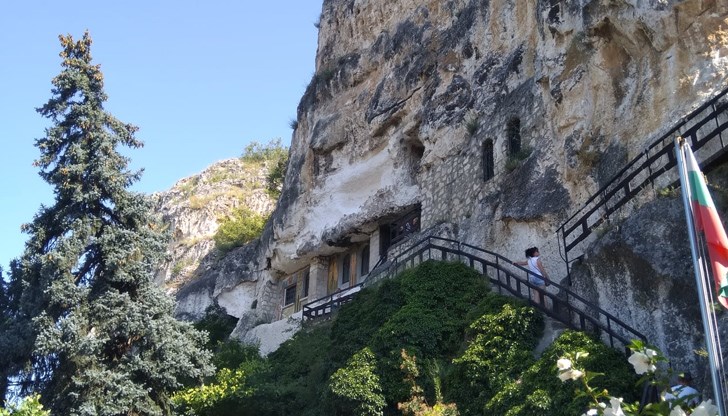 Почистването ще започне в 11:00 часа, от паркинга на манастира, като инициативата се посвещава на Международния ден на Земята