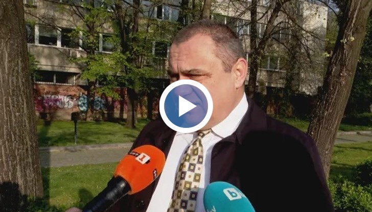 Това е класическата ситуация, в която насилникът се опитва да прехвърли отговорността за собствените си деяния върху жертвата, каза Димитър Киров, адвокат на потърпевшия младеж