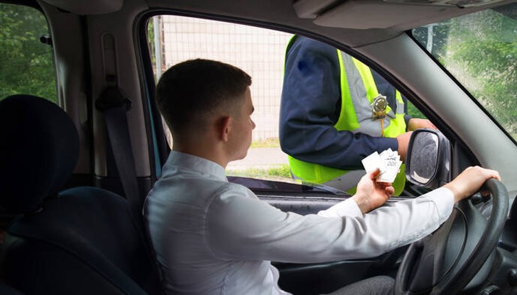 Полицаят заплашвал лицето, от което е поискан подкупът, че ще извършва постоянно проверки на товарните му автомобили Полицаят заплашвал лицето, от което е поискан подкупът, че ще извършва постоянно проверки на товарните му автомобили