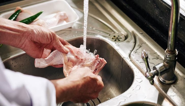 Защо хората мият пилешкото месо и какво казват изследванията за рисковете от тази практика?